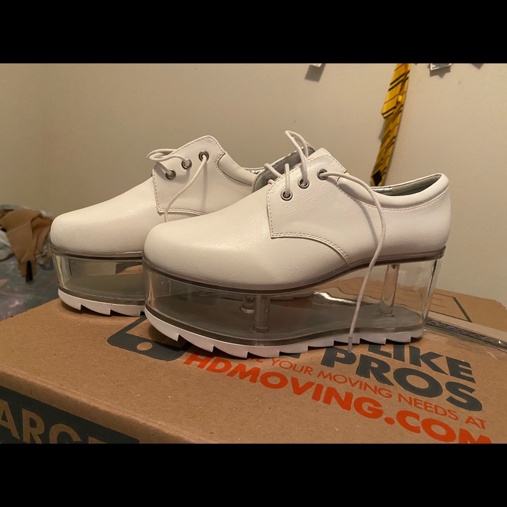 YRU white qloud platform size 8
